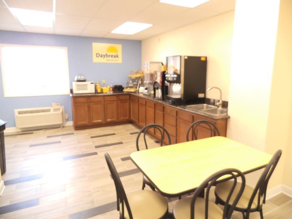 Days Inn By Wyndham West Branch Iowa City Area Ngoại thất bức ảnh